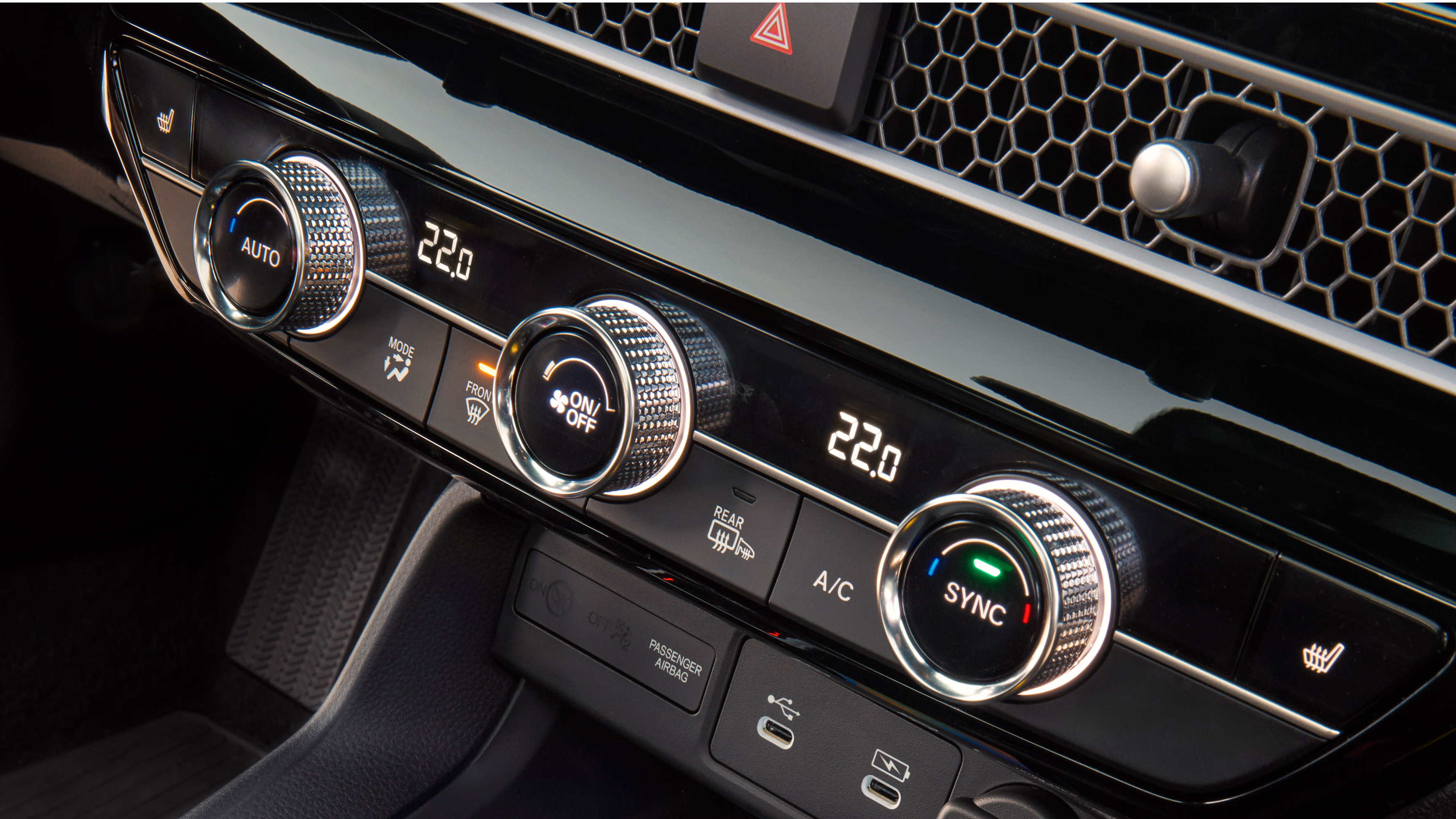 Nærbillede af Civic Hybrids klimaanlæg.